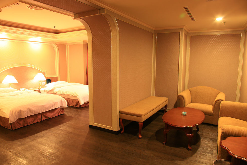 Hotel First Plaza Taichung Exterior foto