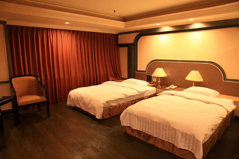 Hotel First Plaza Taichung Exterior foto