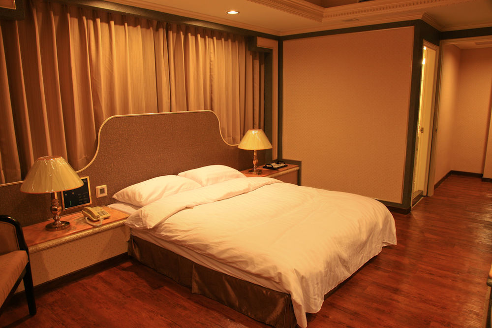 Hotel First Plaza Taichung Exterior foto