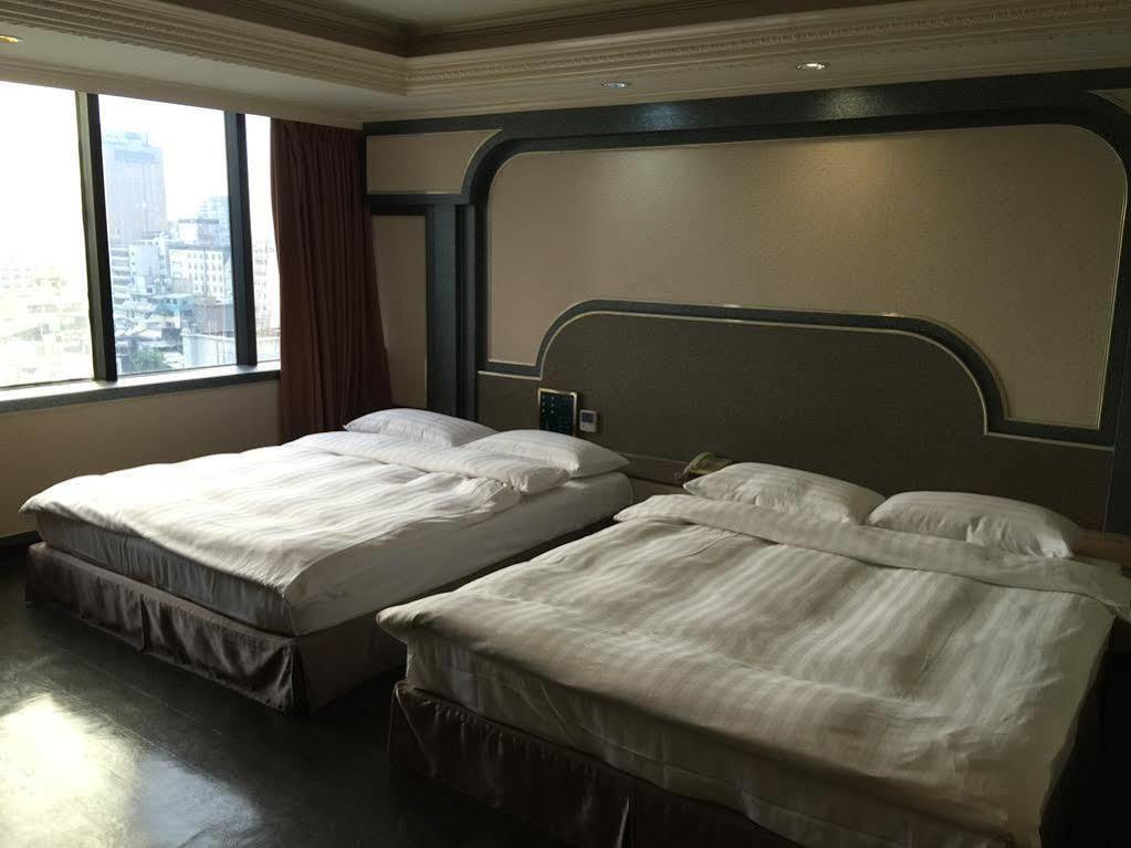 Hotel First Plaza Taichung Exterior foto