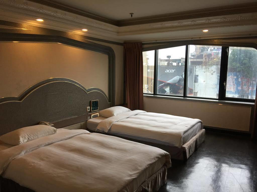 Hotel First Plaza Taichung Exterior foto