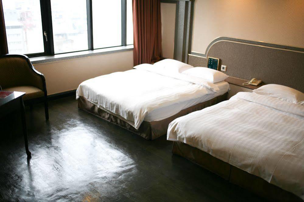 Hotel First Plaza Taichung Exterior foto